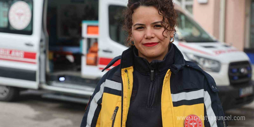 Kadın ambulans şoförü hayat kurtarmak için zamanla yarışıyor