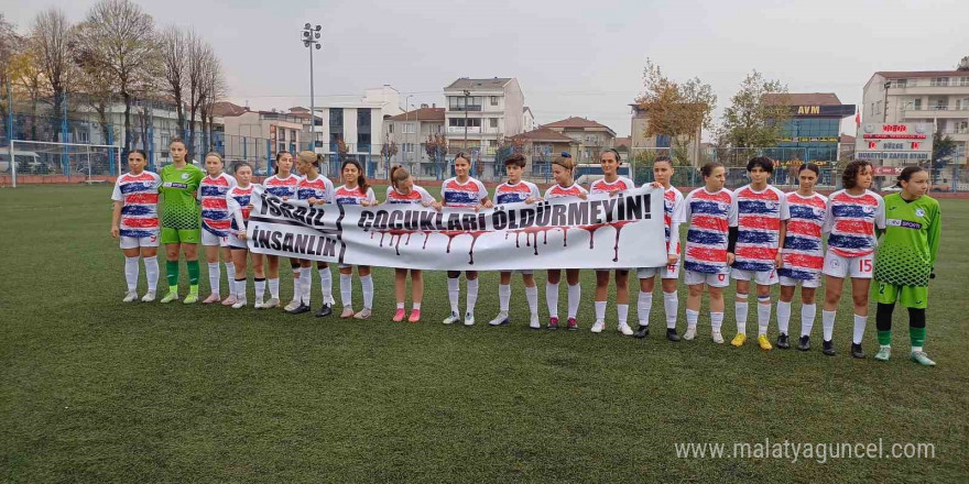 Kadın futbolcular hayali çocuklar ile sahaya çıkıp İsrail ve insanlığa çağrı yaptılar