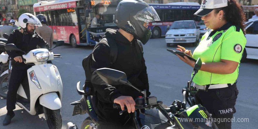 Kadın polise ‘Komutanım’ diyerek tekmil verdi: O anlar izleyenleri güldürdü