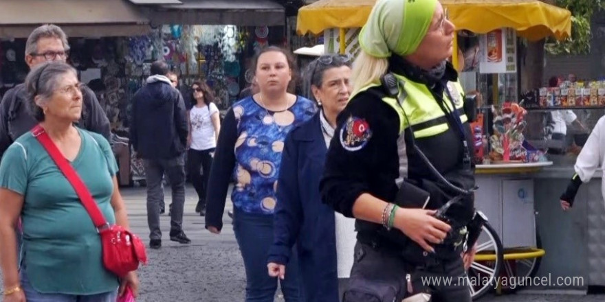 Kadın polisin yangın hassasiyetine emniyet müdüründen plaket