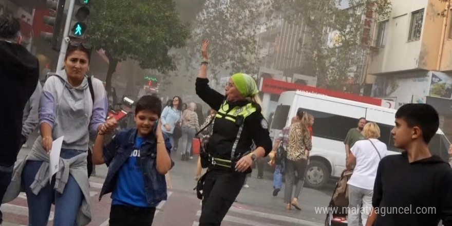 Kadın polisin yangın hassasiyetine emniyet müdüründen plaket