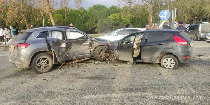 Kadın sürücüler kavşakta çarpıştı :  2 yaralı