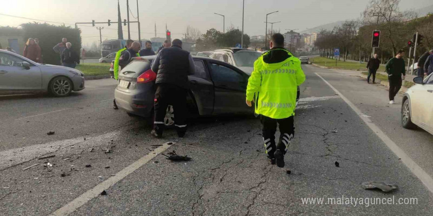 Kadın sürücüler kavşakta çarpıştı :  2 yaralı