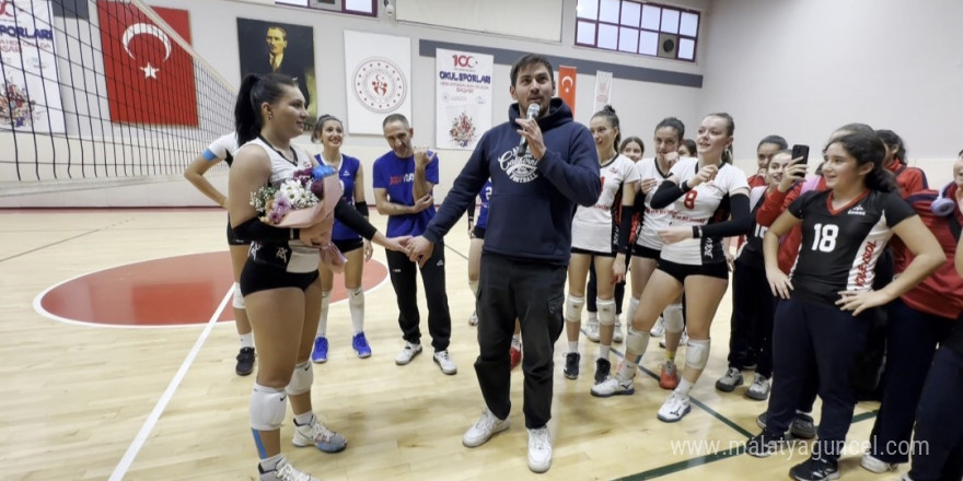 Kadın voleybolcuya sürpriz evlilik teklifi