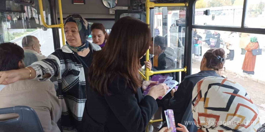 Kadına yönelik şiddetle mücadele için otobüslerde broşür dağıtıldı