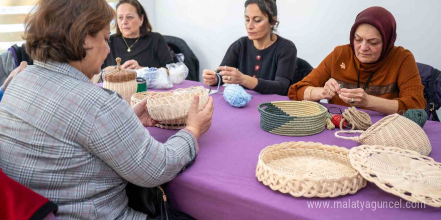 Kadınlar el işi kurslarında yeteneklerini keşfediyor