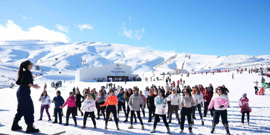 Kadınların kar üstündeki dans gösterisi renkli görüntüler oluşturdu