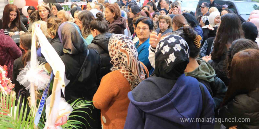 Kadınların kıyafet kapma yarışı kamerada