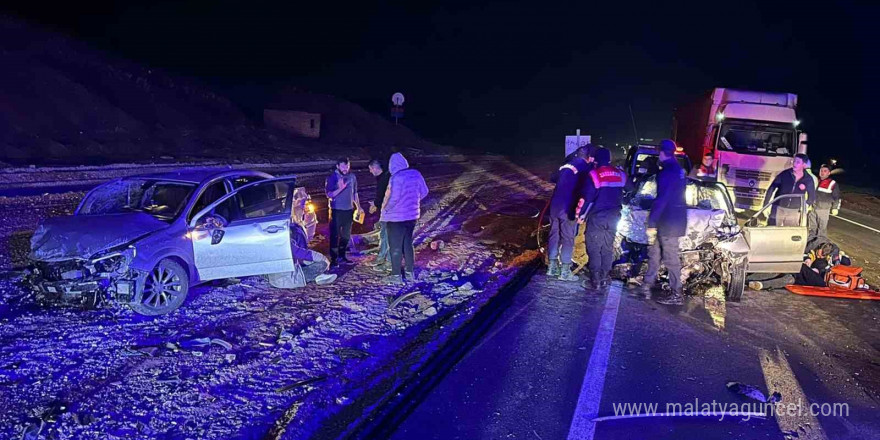 Kafa kafaya çarpışan iki otomobil hurdaya döndü: 1 ölü, 6 yaralı