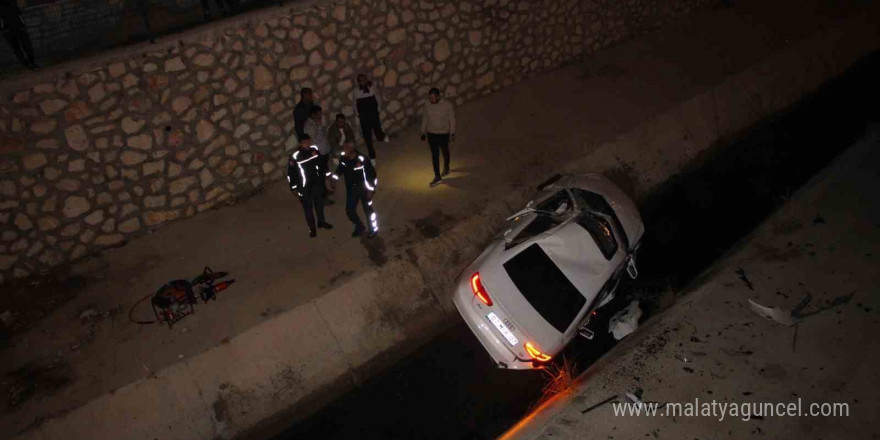 Kafa kafaya çarpışan otomobillerden biri 7 metre derinliğindeki kanala uçtu: 2 yaralı