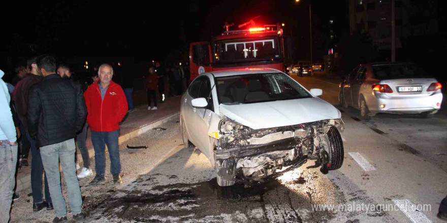 Kafa kafaya çarpışan otomobillerden biri 7 metre derinliğindeki kanala uçtu: 2 yaralı