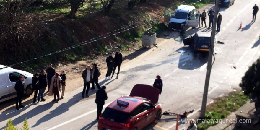 Kafa kafaya çarpıştıkları kaza anı kameralara yansıdı