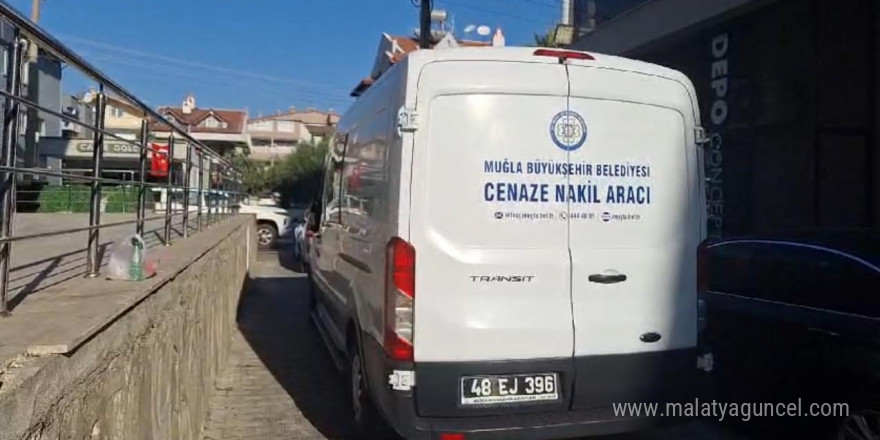 Kafasına şişe ile vurup sırtından bıçaklayarak öldürdü