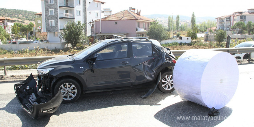 Kağıt bobini otomobilin üzerine düştü