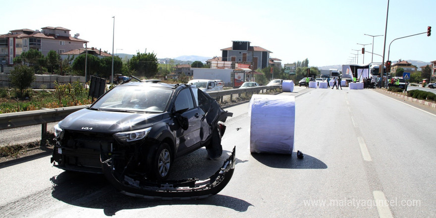 Kağıt bobini otomobilin üzerine düştü