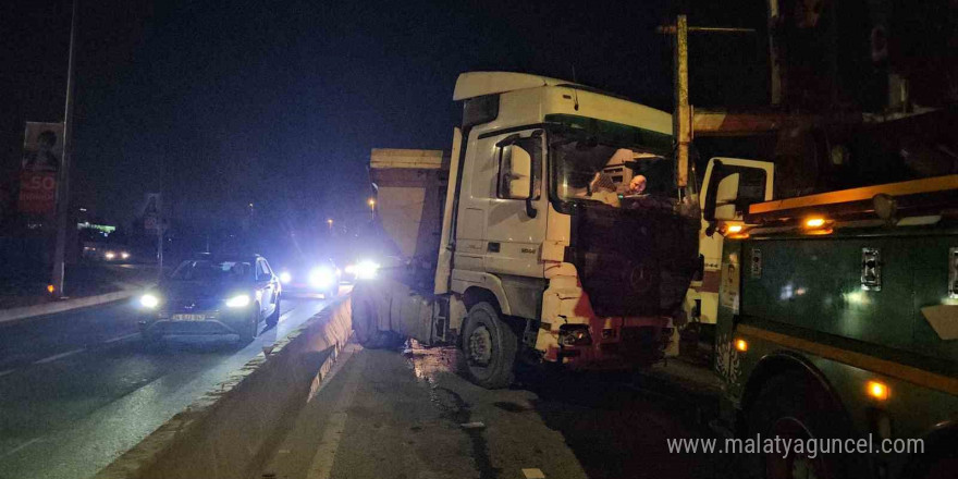 Kağıthane’de kontrolden çıkan hafriyat kamyonu beton bariyerlere çıktı