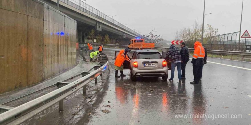 Kağıthane’de sağanak yağış nedeniyle bir kadın sürücü su birikintisinde kaldı