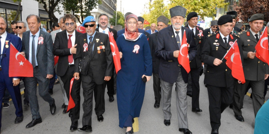 Kahramanlarla birlikte yürüdüler