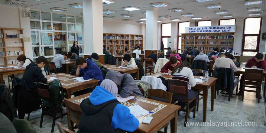 Kahramanmaraş Büyükşehir Belediyesi, üniversite adaylarının yanında