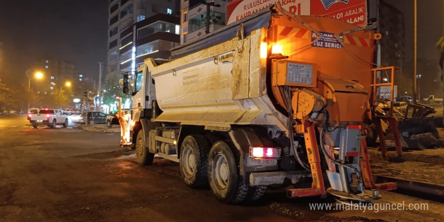 Kahramanmaraş büyükşehir belediyesinden gece mesaisi