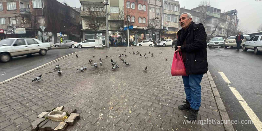 Kahramanmaraşlı esnaf depremde hasar alan cami önündeki güvercinleri her gün yemliyor