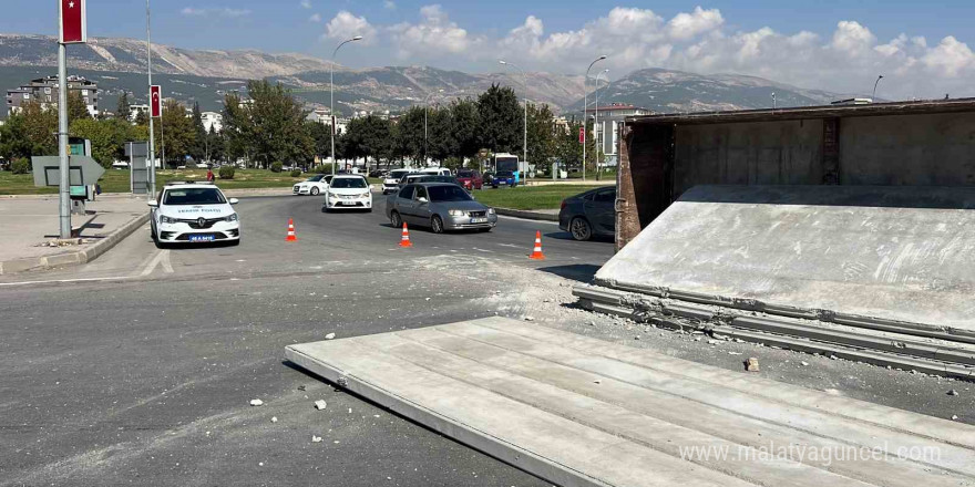 Kahramanmaraş’ta beton duvar blokları taşıyan tır yan yattı