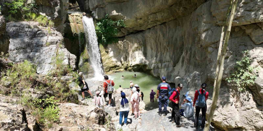 Kahramanmaraş’ta  doğaseverler Galgamaç Şelalesi’nde buluştu