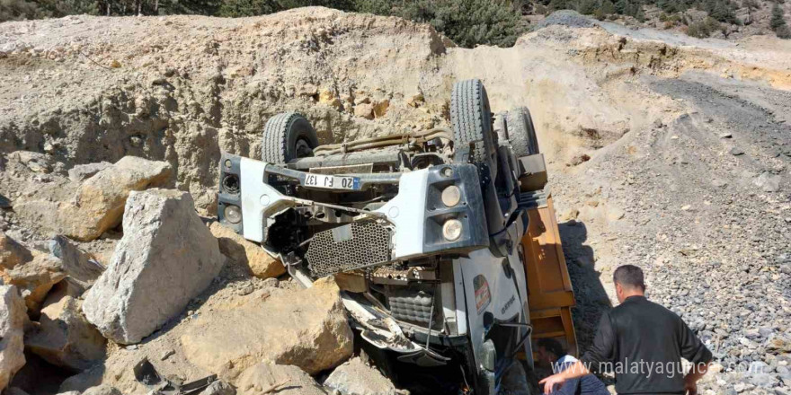 Kahramanmaraş’ta hafriyat kamyonu devrildi: 1 yaralı