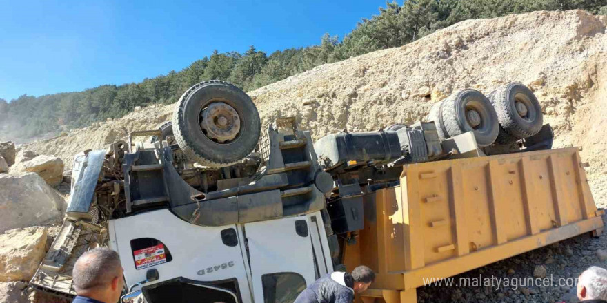 Kahramanmaraş’ta hafriyat kamyonu devrildi: 1 yaralı