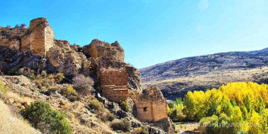 Kahramanmaraş’ta Hurman Kalesi sarıya büründü