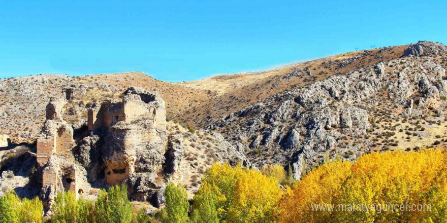 Kahramanmaraş’ta Hurman Kalesi sarıya büründü