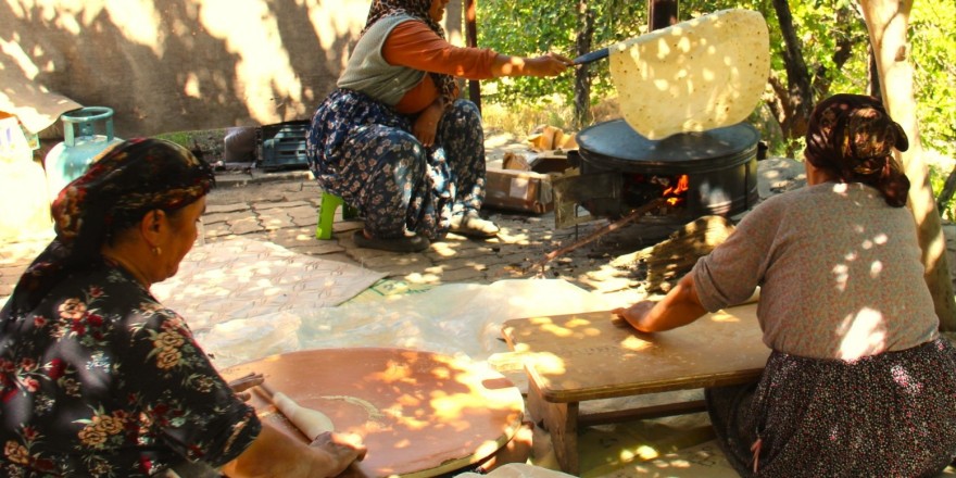 Kahramanmaraş’ta kadınlar bir araya gelerek imece usulü ekmek yapıyor