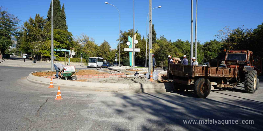 Kahramanmaraş’ta refüj ve kavşaklar yenileniyor