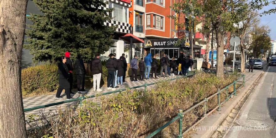 Kahvaltıya sıcak simit almak isteyen vatandaşlar kuyruk oluşturdu