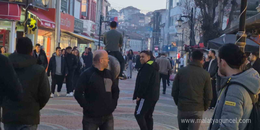 Kalabalık caddeye atla giren şahsa polis engeli