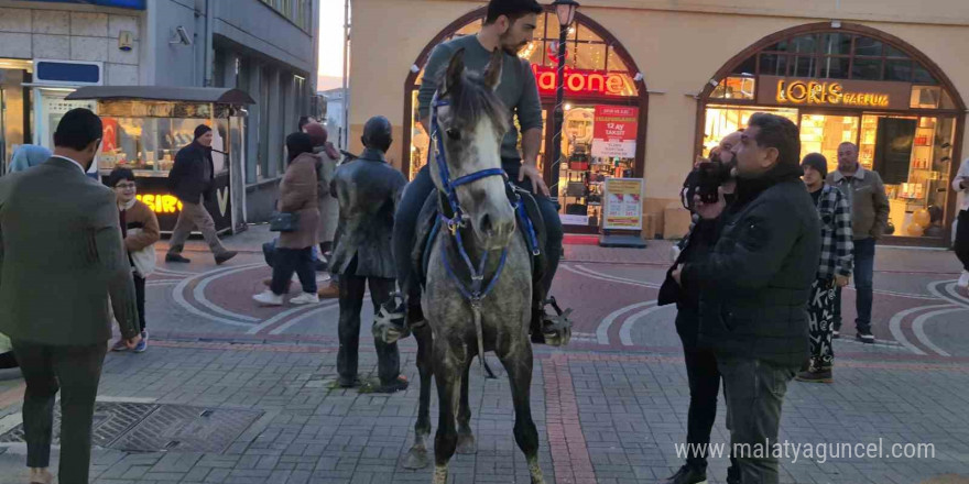 Kalabalık caddeye atla giren şahsa polis engeli