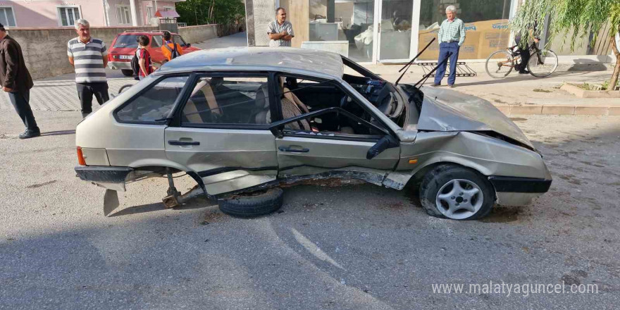 Kaldırıma çarpan otomobil takla attı: 2 yaralı