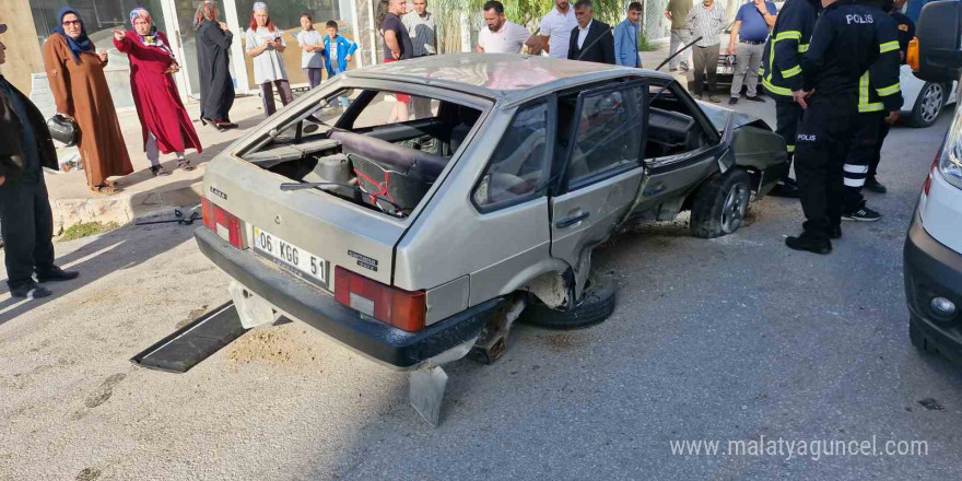 Kaldırıma çarpan otomobil takla attı: 2 yaralı