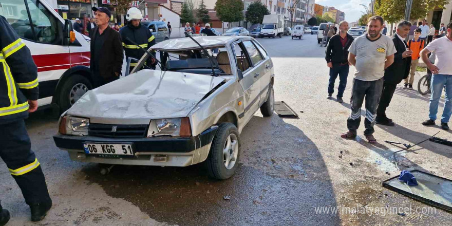 Kaldırıma çarpan otomobil takla attı: 2 yaralı