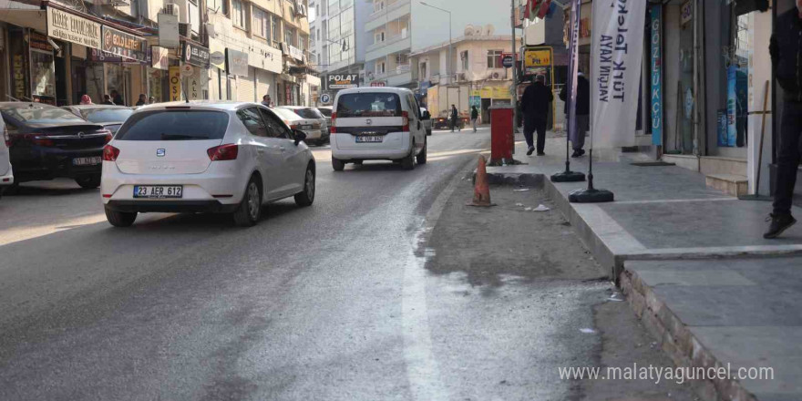 Kaldırıma çıkan otomobilin direğe çarparak yan döndüğü kaza kamerada