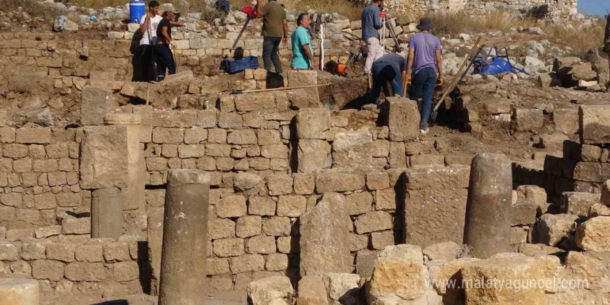 Kale kazılarında yaşam alanları ortaya çıkıyor: Surlarda 700 yıllık tuvalet bulundu