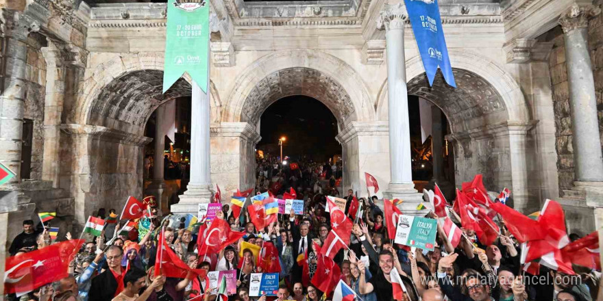 Kaleiçi Old Town Festivali geleneksel korteji Antalya sokaklarını renklendirdi