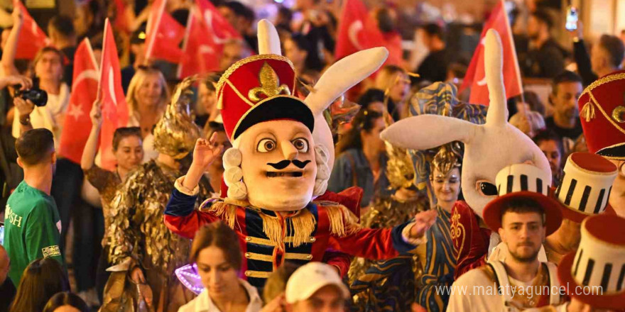 Kaleiçi Old Town Festivali geleneksel korteji Antalya sokaklarını renklendirdi