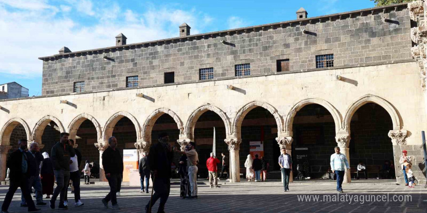 Kaliforniya’dan gelen 81 yaşındaki kadın Diyarbakır Ulu Cami’ye hayran kaldı