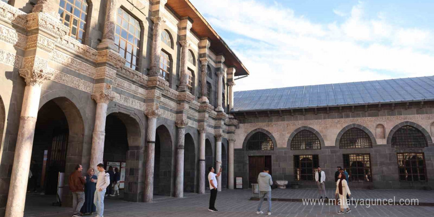 Kaliforniya’dan gelen 81 yaşındaki kadın Diyarbakır Ulu Cami’ye hayran kaldı