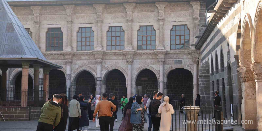 Kaliforniya’dan gelen 81 yaşındaki kadın Diyarbakır Ulu Cami’ye hayran kaldı