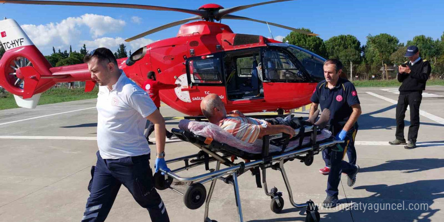 Kalp krizi geçiren yaşlı adamın yardımına ambulans helikopter yetişti