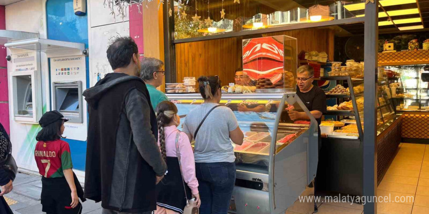 Kampanyaya inanmayan vatandaşlara ücretsiz 200 litre dondurmayı dağıtmakta güçlük çektiler