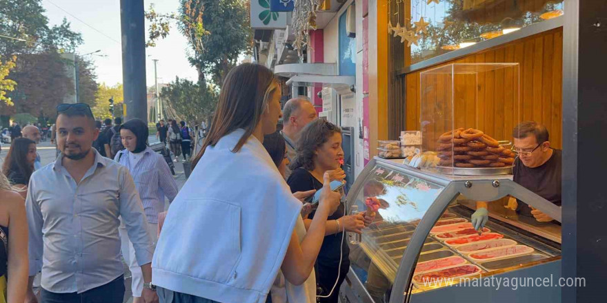 Kampanyaya inanmayan vatandaşlara ücretsiz 200 litre dondurmayı dağıtmakta güçlük çektiler