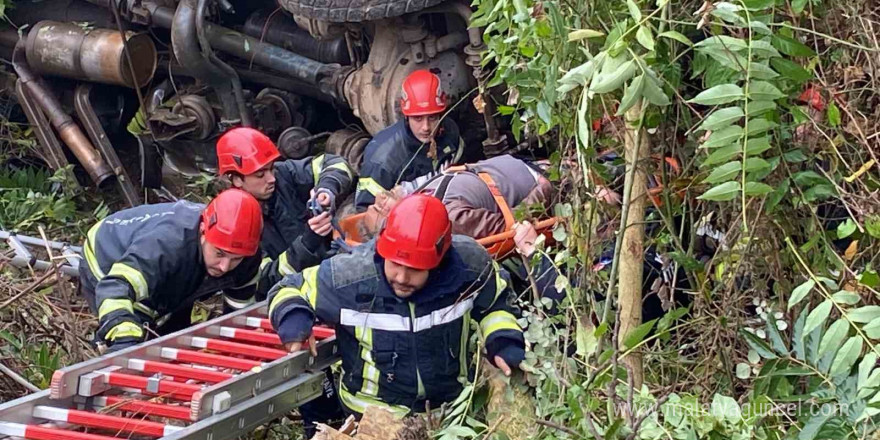 Kamyon ağaçlık alana uçtu: Sıkışan sürücü ağır yaralandı